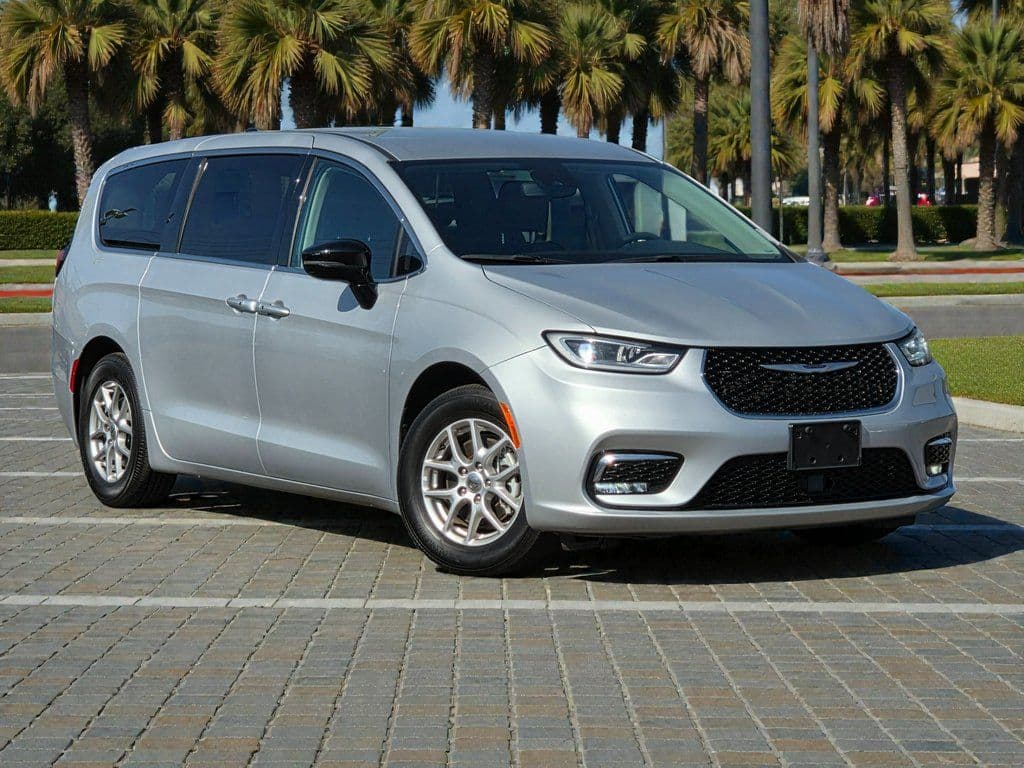 2024 Chrysler Pacifica Touring L — photo 2